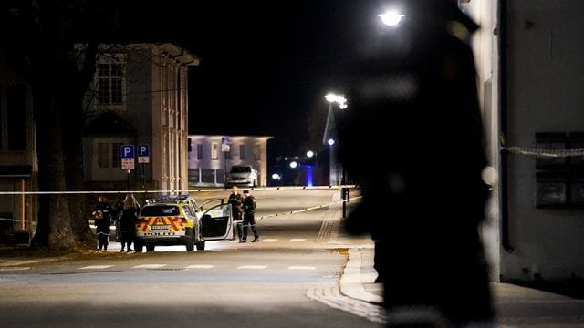 Polizisten ermitteln im Zentrum von Kongsberg nach einer Gewalttat. Polizisten ermitteln im Zentrum von Kongsberg nach einer Gewalttat.