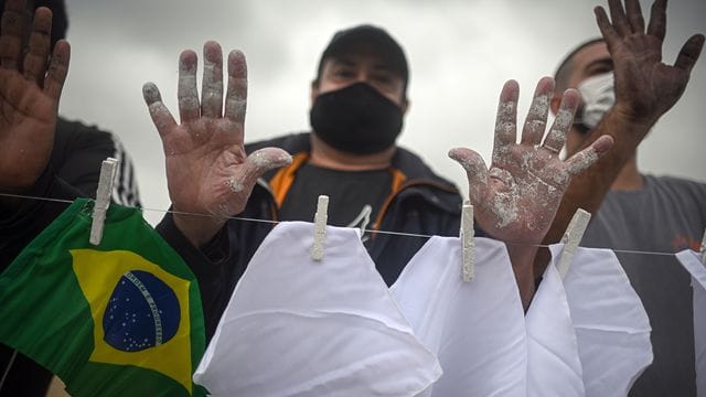 Protestaktion am Copacabana-Strand zum Gedenken an die Menschen, die in Brasilien an Covid-19 gestorben sind.