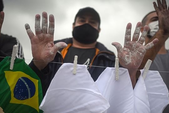 Protestaktion am Copacabana-Strand zum Gedenken an die Menschen, die in Brasilien an Covid-19 gestorben sind.