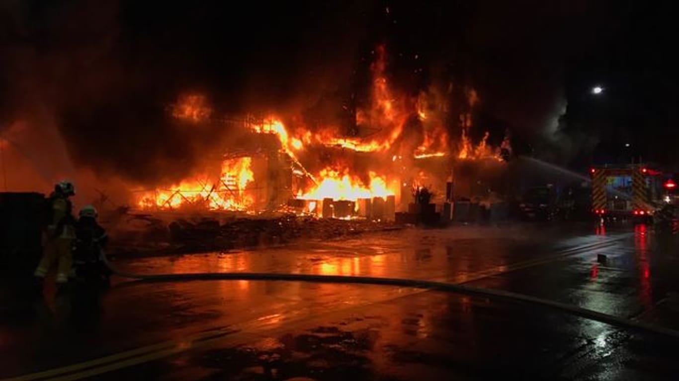 Flammen schlagen aus dem brennenden 13-stöckigen Geschäfts- und Wohngebäude in der Innenstadt.