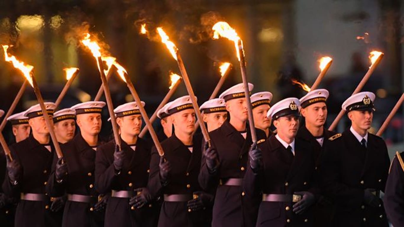 Soldaten laufen beim Großen Zapfenstreich in Berlin, um den Afghanistan-Einsatz der Bundeswehr zu würdigen.