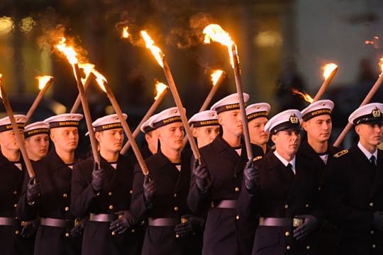 Soldaten laufen beim Großen Zapfenstreich in Berlin, um den Afghanistan-Einsatz der Bundeswehr zu würdigen.