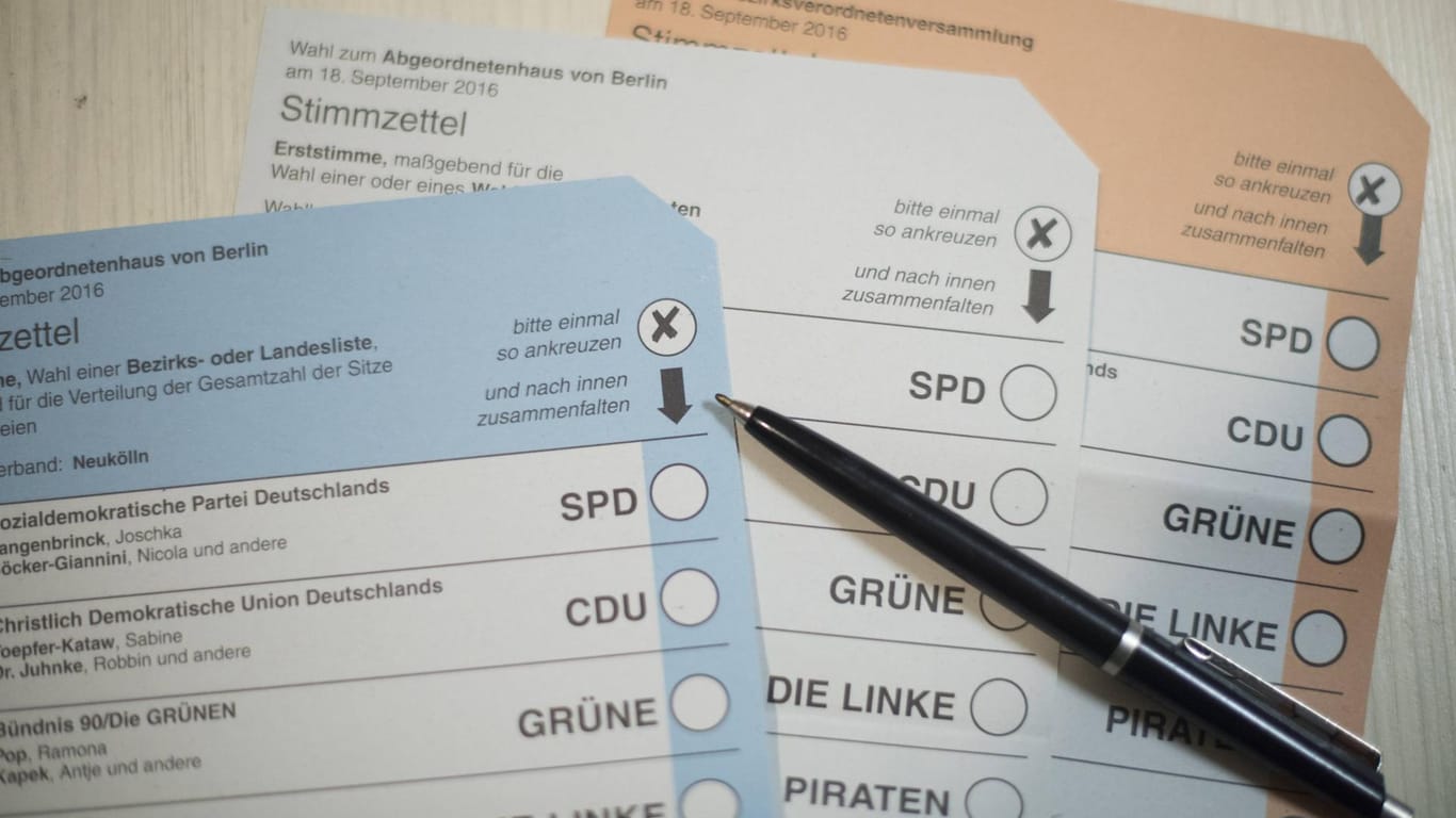 Stimmzettel für die Berlin Wahlen liegen auf einem Tisch (Archivbild): In Hauptstadt war es zu zahlreichen Wahlpannen gekommen.
