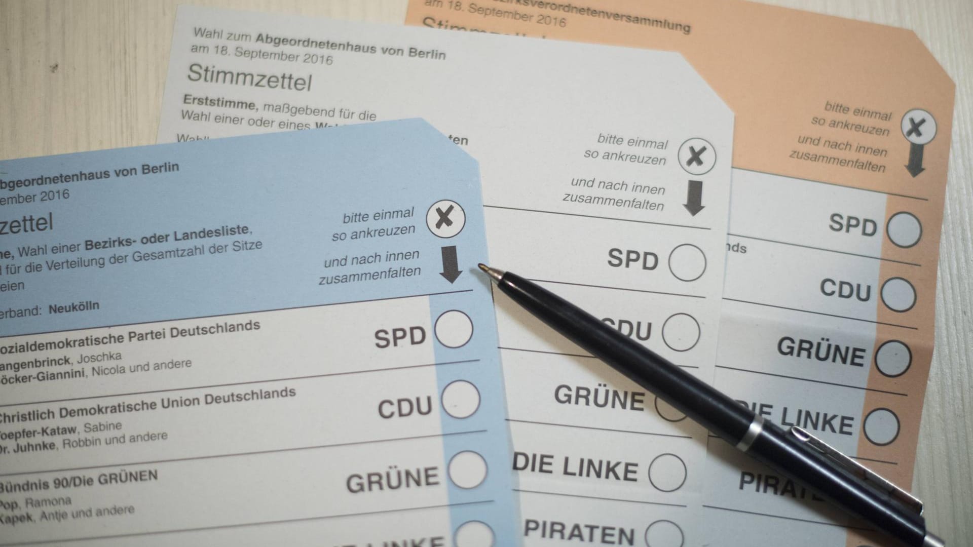 Stimmzettel für die Berlin Wahlen liegen auf einem Tisch (Archivbild): In Hauptstadt war es zu zahlreichen Wahlpannen gekommen. Stimmzettel für die Berlin Wahlen liegen auf einem Tisch (Archivbild): In Hauptstadt war es zu zahlreichen Wahlpannen gekommen.