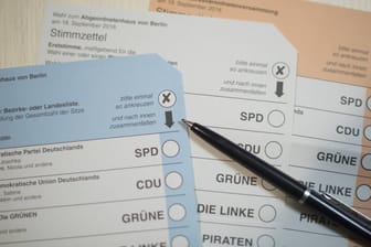 Stimmzettel für die Berlin Wahlen liegen auf einem Tisch (Archivbild): In Hauptstadt war es zu zahlreichen Wahlpannen gekommen.