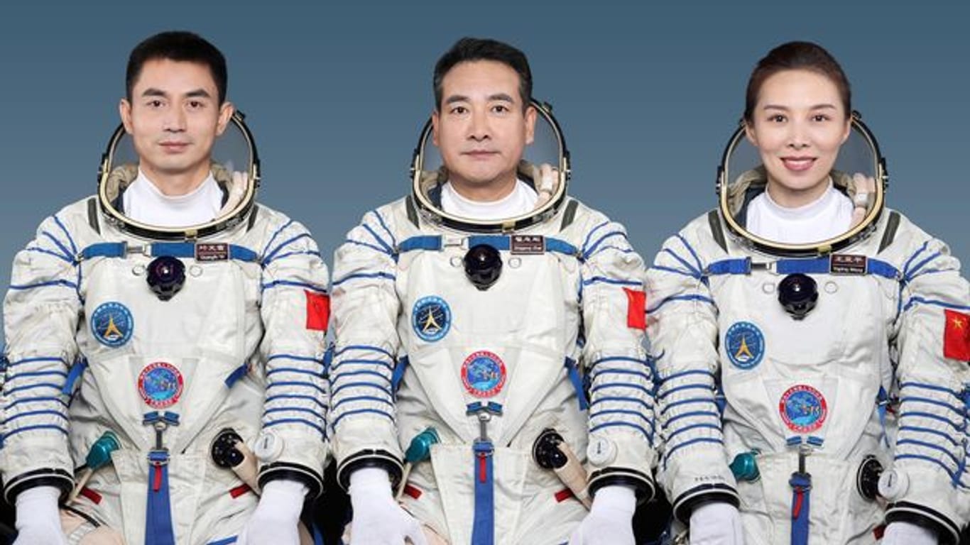 Die chinesischen Astronauten Ye Guangfu, Zhai Zhigang und Wang Yaping (v.