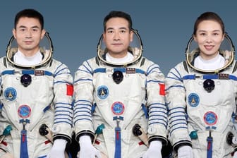 Die chinesischen Astronauten Ye Guangfu, Zhai Zhigang und Wang Yaping (v.