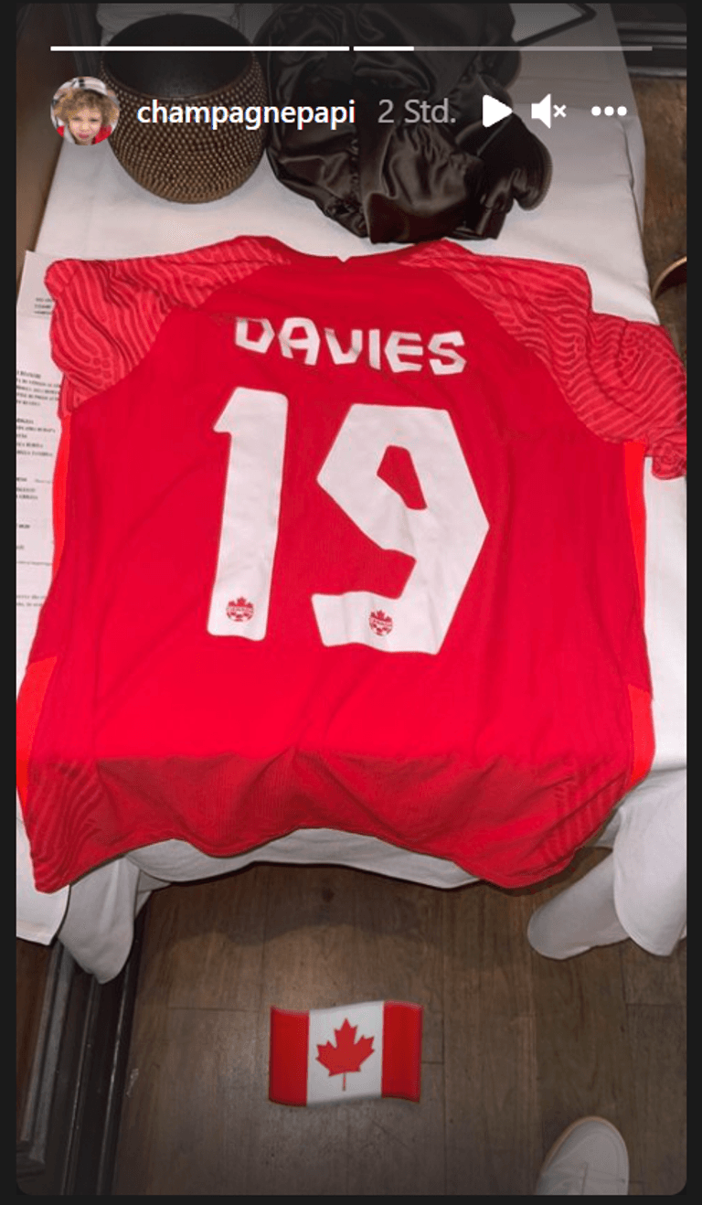 Drake teilte stolz Alphonso Davies' Trikot mit seinen über 94 Millionen Instagram-Followern.