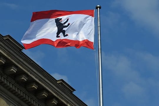 Die rot-weisse Flagge der Stadt mit dem Berliner Bären weht auf dem Dach des Abgeordnetenhauses.
