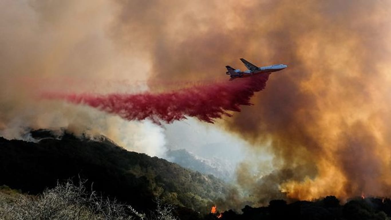 Ein Tankflugzeug in Kalifornien im Einsatz gegen das Feuer.
