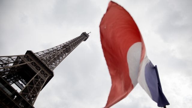 Das Wahrzeichen der französischen Hauptstadt: Der Eiffelturm in Paris. Das Wahrzeichen der französischen Hauptstadt: Der Eiffelturm in Paris.