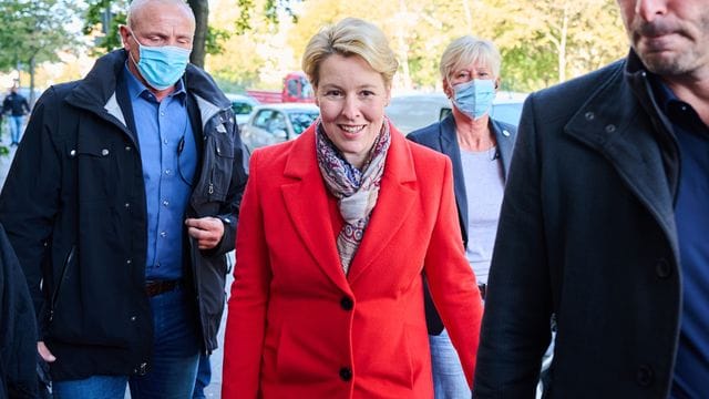 Franziska Giffey auf dem Weg in das Kurt-Schumacher-Haus, dem Sitz des Berliner SPD-Landesverbandes. Franziska Giffey auf dem Weg in das Kurt-Schumacher-Haus, dem Sitz des Berliner SPD-Landesverbandes.