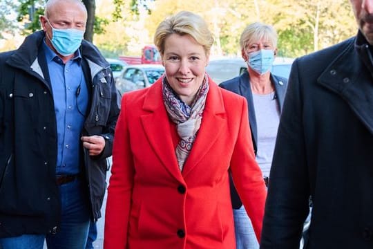 Franziska Giffey auf dem Weg in das Kurt-Schumacher-Haus, dem Sitz des Berliner SPD-Landesverbandes.