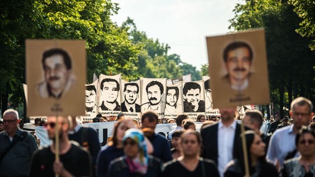 Demonstranten während einer Kundgebung mit Porträt-Abbildungen der NSU-Opfer im August 2018 in München. Demonstranten während einer Kundgebung mit Porträt-Abbildungen der NSU-Opfer im August 2018 in München.