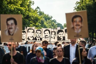 Demonstranten während einer Kundgebung mit Porträt-Abbildungen der NSU-Opfer im August 2018 in München.