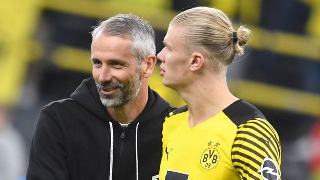 BVB-Coach Marco Rose (l) hofft auf das Comeback seines Toptorjägers Erling Haaland.