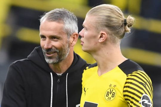 BVB-Coach Marco Rose (l) hofft auf das Comeback seines Toptorjägers Erling Haaland.