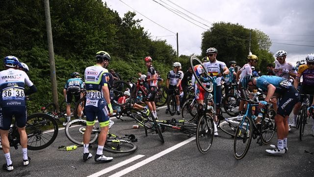 Auf der 1. Etappe der Tour de France hatte eine Frau mit einem Pappschild einen Massensturz ausgelöst.