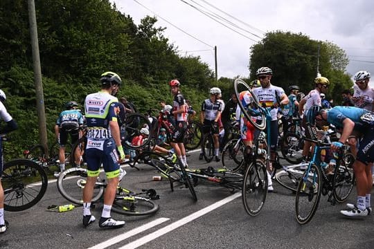 Auf der 1. Etappe der Tour de France hatte eine Frau mit einem Pappschild einen Massensturz ausgelöst.