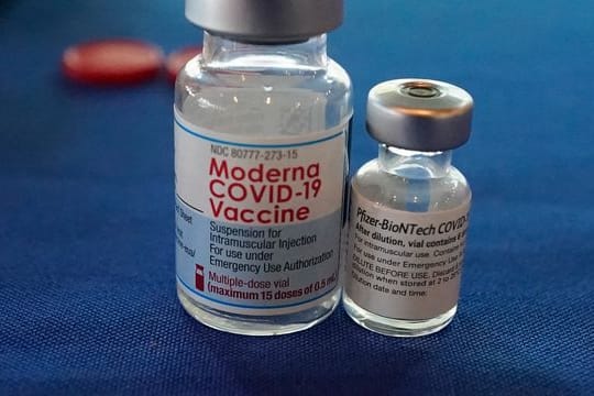 Das FDA-Gremium empfiehlt Corona-Auffrischungsimpfungen mit Moderna.