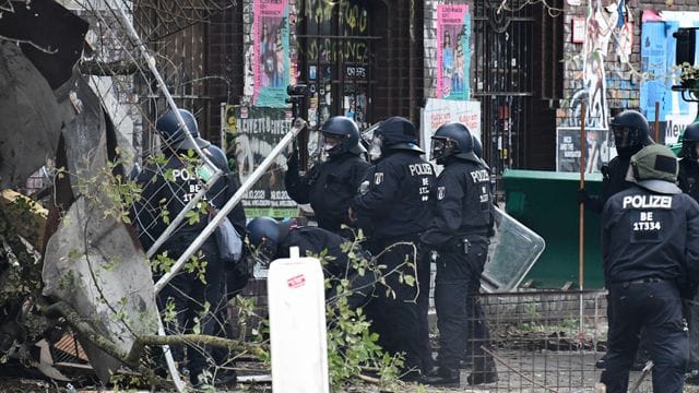 Polizisten räumen Barrikaden am Eingang der Bauwagensiedlung aus dem Weg. Polizisten räumen Barrikaden am Eingang der Bauwagensiedlung aus dem Weg.