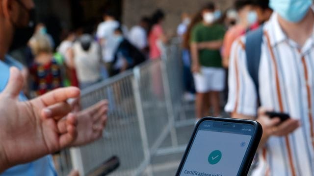Ein Tourist zeigt am Eingang zu den Vatikanischen Museen seinen "Grünem Pass" vor. Ein Tourist zeigt am Eingang zu den Vatikanischen Museen seinen "Grünem Pass" vor.