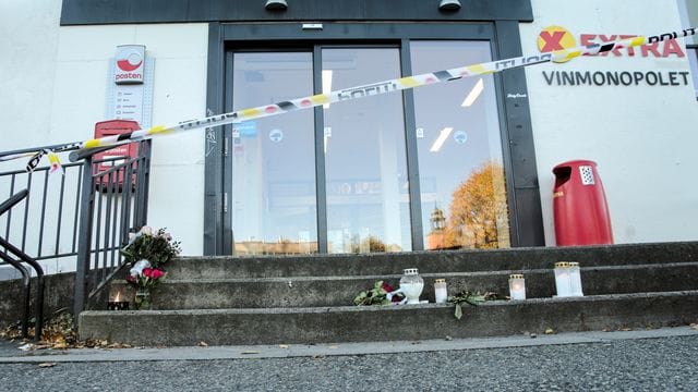 Vor einem Geschäft in der norwegischen Kleinstadt Kongsberg stehen Blumen und Kerzen. Vor einem Geschäft in der norwegischen Kleinstadt Kongsberg stehen Blumen und Kerzen.