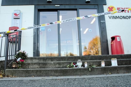 Vor einem Geschäft in der norwegischen Kleinstadt Kongsberg stehen Blumen und Kerzen.