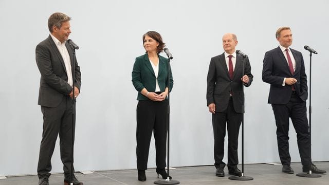 Robert Habeck (l-r), Annalena Baerbock, Olaf Scholz und Christian Lindner auf der Pressekonferenz nach den Sondierungsgesprächen. Robert Habeck (l-r), Annalena Baerbock, Olaf Scholz und Christian Lindner auf der Pressekonferenz nach den Sondierungsgesprächen.