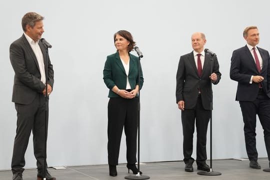 Robert Habeck (l-r), Annalena Baerbock, Olaf Scholz und Christian Lindner auf der Pressekonferenz nach den Sondierungsgesprächen.