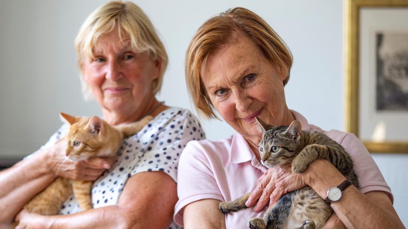 Gudrun Frenzel (links) und Christina Krüger mit ihren Katzen: Beide werden für ihren Einsatz im Tierschutzverein Erfurt e.V. geehrt.