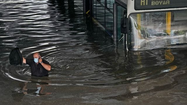 Ein Bus in Athen versinkt halb im Wasser.