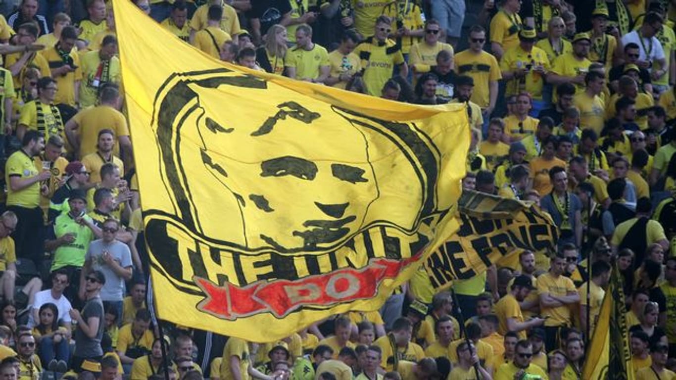 Fans von Dortmund auf der Tribüne im Jahr 2016.