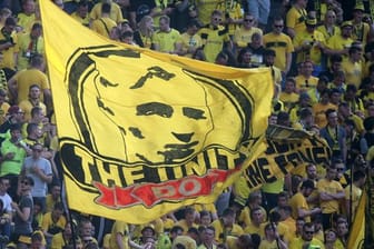 Fans von Dortmund auf der Tribüne im Jahr 2016.