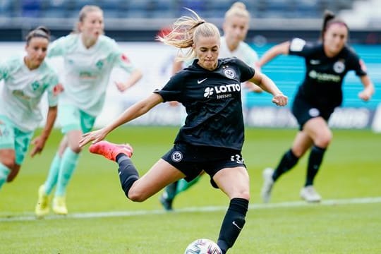 Bleibt Eintracht Frankfurt treu: Nationalspielerin Laura Freigang.