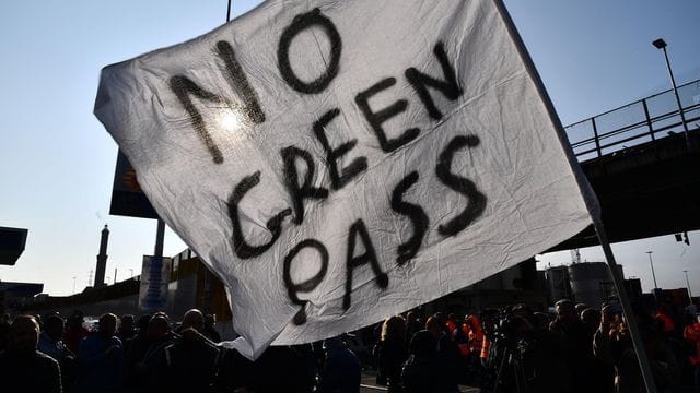Angestellte des Hafenterminals Psa von Genua protestieren gegen die neuen Corona-Vorgaben in Italien. Angestellte des Hafenterminals Psa von Genua protestieren gegen die neuen Corona-Vorgaben in Italien.
