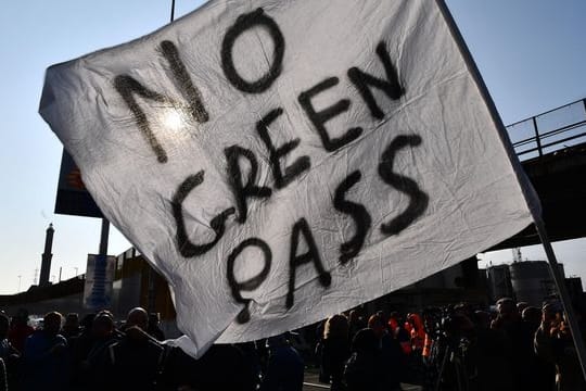 Angestellte des Hafenterminals Psa von Genua protestieren gegen die neuen Corona-Vorgaben in Italien.