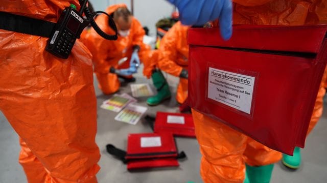 Einsatzkräfte des Havariekommandos bereiten sich während einer Großübung zur Vorbereitung auf Notfälle im Seuchenschutz im Hamburger Hafen auf ihren Einsatz vor. Einsatzkräfte des Havariekommandos bereiten sich während einer Großübung zur Vorbereitung auf Notfälle im Seuchenschutz im Hamburger Hafen auf ihren Einsatz vor.