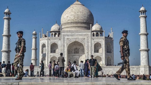 Der Taj Mahal zieht unter normalen Umständen Besucher aus aller Welt an. Der Taj Mahal zieht unter normalen Umständen Besucher aus aller Welt an.