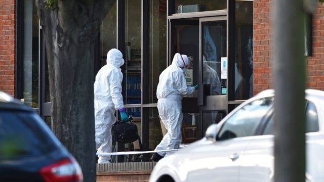 Beamte der Spurensicherung sind am Tatort im Einsatz.
