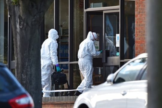 Beamte der Spurensicherung sind am Tatort im Einsatz.