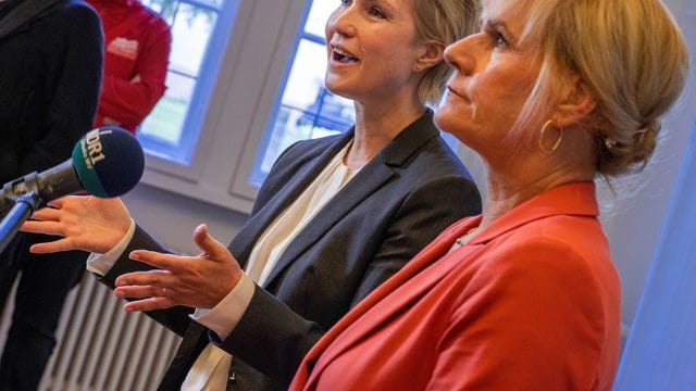 Manuela Schwesig (SPD, links), die Ministerpräsidentin von Mecklenburg-Vorpommern, und Simone Oldenburg, die Fraktionschefin der Linken im Landtag. Manuela Schwesig (SPD, links), die Ministerpräsidentin von Mecklenburg-Vorpommern, und Simone Oldenburg, die Fraktionschefin der Linken im Landtag.