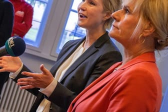 Manuela Schwesig (SPD, links), die Ministerpräsidentin von Mecklenburg-Vorpommern, und Simone Oldenburg, die Fraktionschefin der Linken im Landtag.