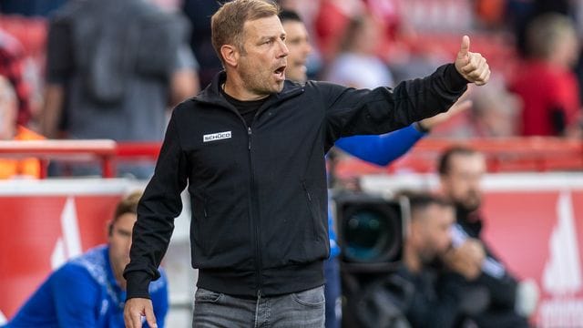 Frank Kramer, Coach von Arminia Bielefeld, hofft gegen den FC Augsburg auf den ersten Saisonsieg. Frank Kramer, Coach von Arminia Bielefeld, hofft gegen den FC Augsburg auf den ersten Saisonsieg.