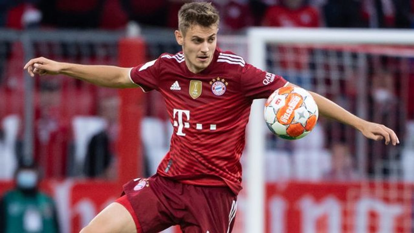 Der FC Bayern München und das Talent Josip Stanisic haben ihre Zusammenarbeit vorzeitig um zwei weitere Jahre verlängert.