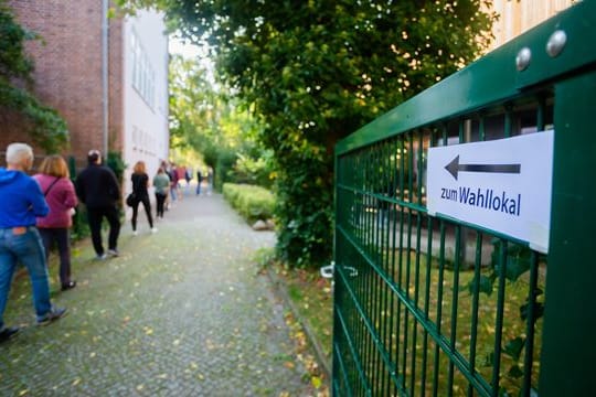 Eine Schlange vor einem Berliner Wahllokal am 26.