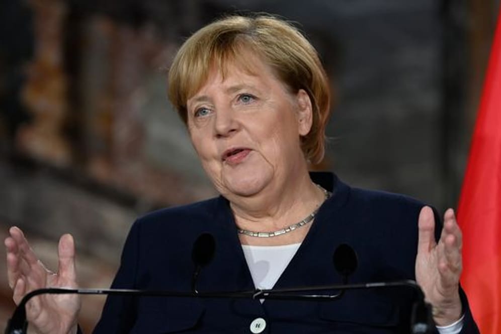 Bundeskanzlerin Angela Merkel (CDU) spricht nach einem diplomatischen Treffen auf einer Pressekonferenz mit dem belgischen Premierminister De Croo.