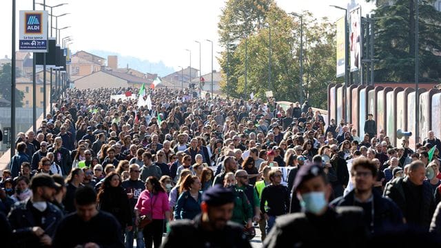Protestteilnehmer sind in Bologna mit Fahnen auf der Straße, um gegen den sogenannten "Grünen Pass" zu demonstrieren. Protestteilnehmer sind in Bologna mit Fahnen auf der Straße, um gegen den sogenannten "Grünen Pass" zu demonstrieren.