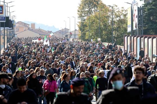 Protestteilnehmer sind in Bologna mit Fahnen auf der Straße, um gegen den sogenannten "Grünen Pass" zu demonstrieren.