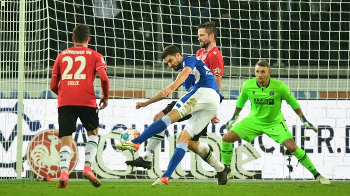 Schalkes Marcin Kaminski trifft in der Nachspielzeit zum 1:0-Siegtreffer.